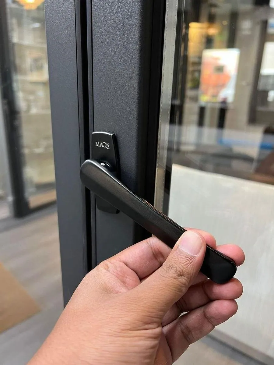Flush pop-out handle