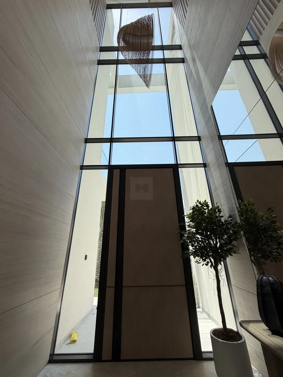 Full-height entrance